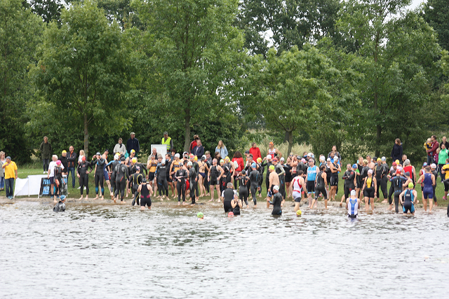 mannschaft-am-teich.png